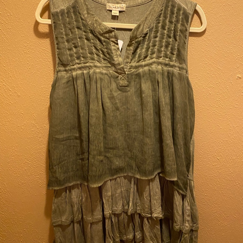 Live and let live green tank top